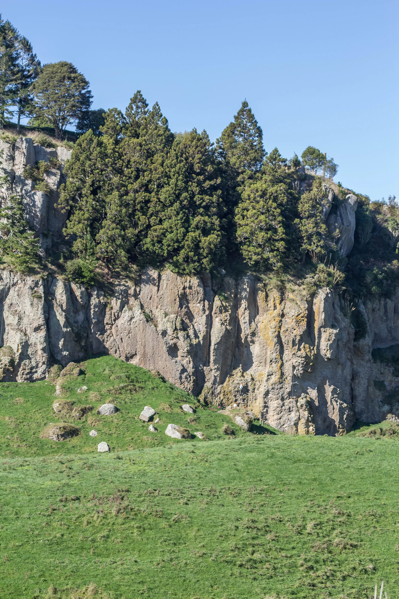 porous limestone cliffs 005 — Скачать