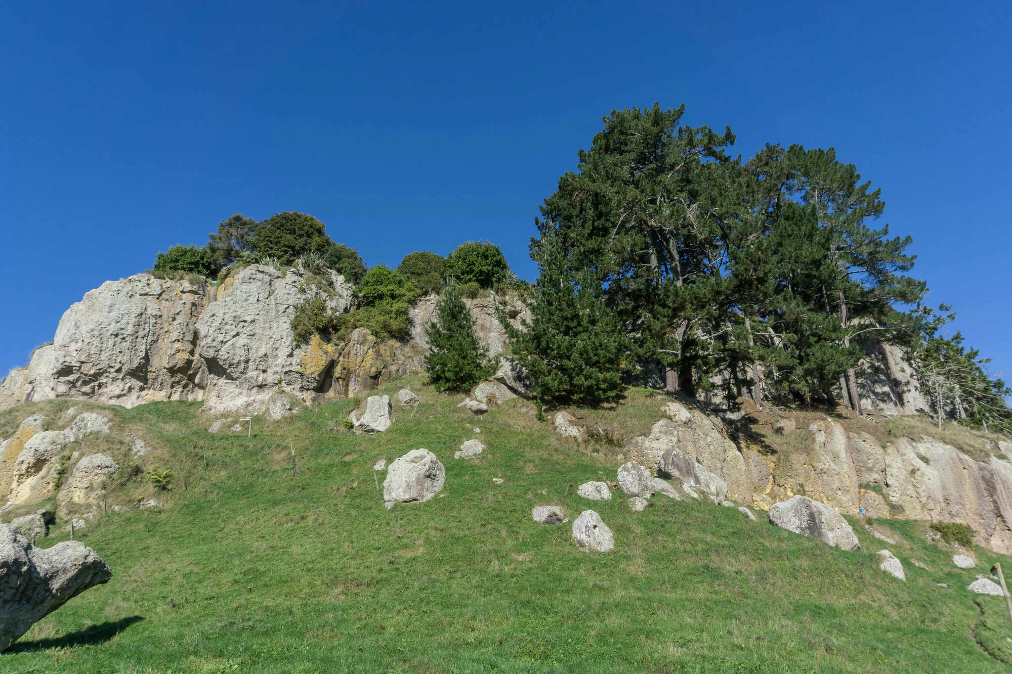 porous limestone cliffs 007 — Descargar