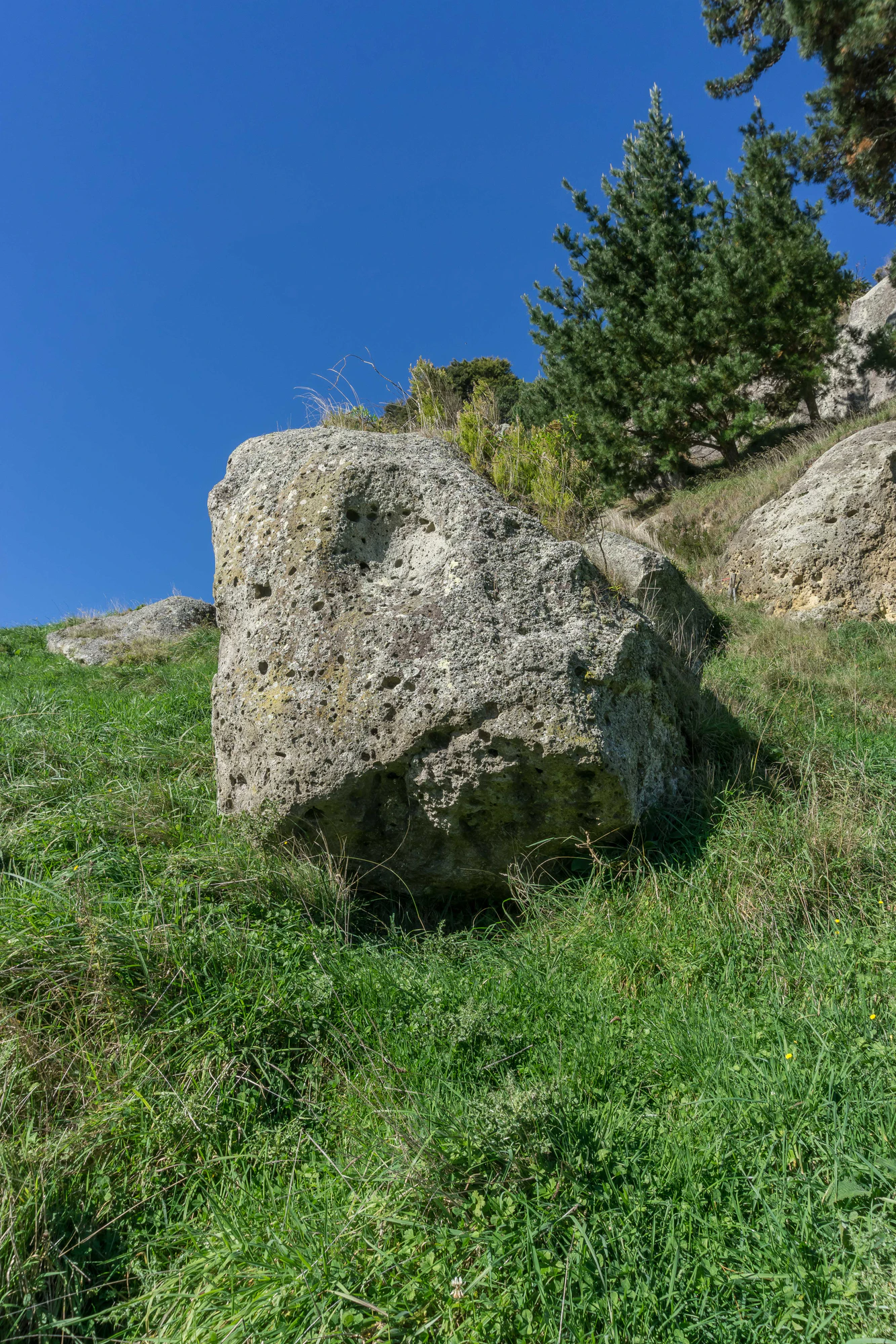 porous limestone cliffs 011 — Descargar