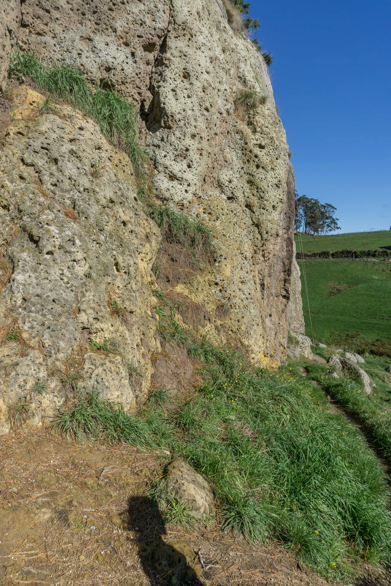 porous limestone cliffs 018 — Descargar