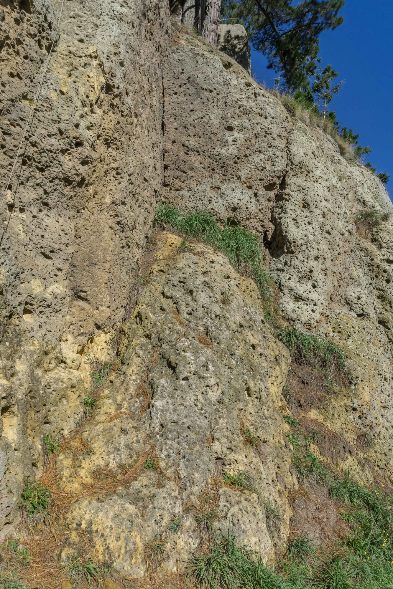 porous limestone cliffs 019 — Descargar