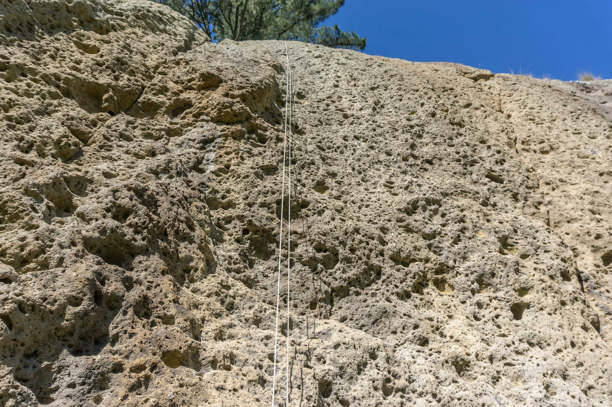 porous limestone cliffs 022 — Скачать