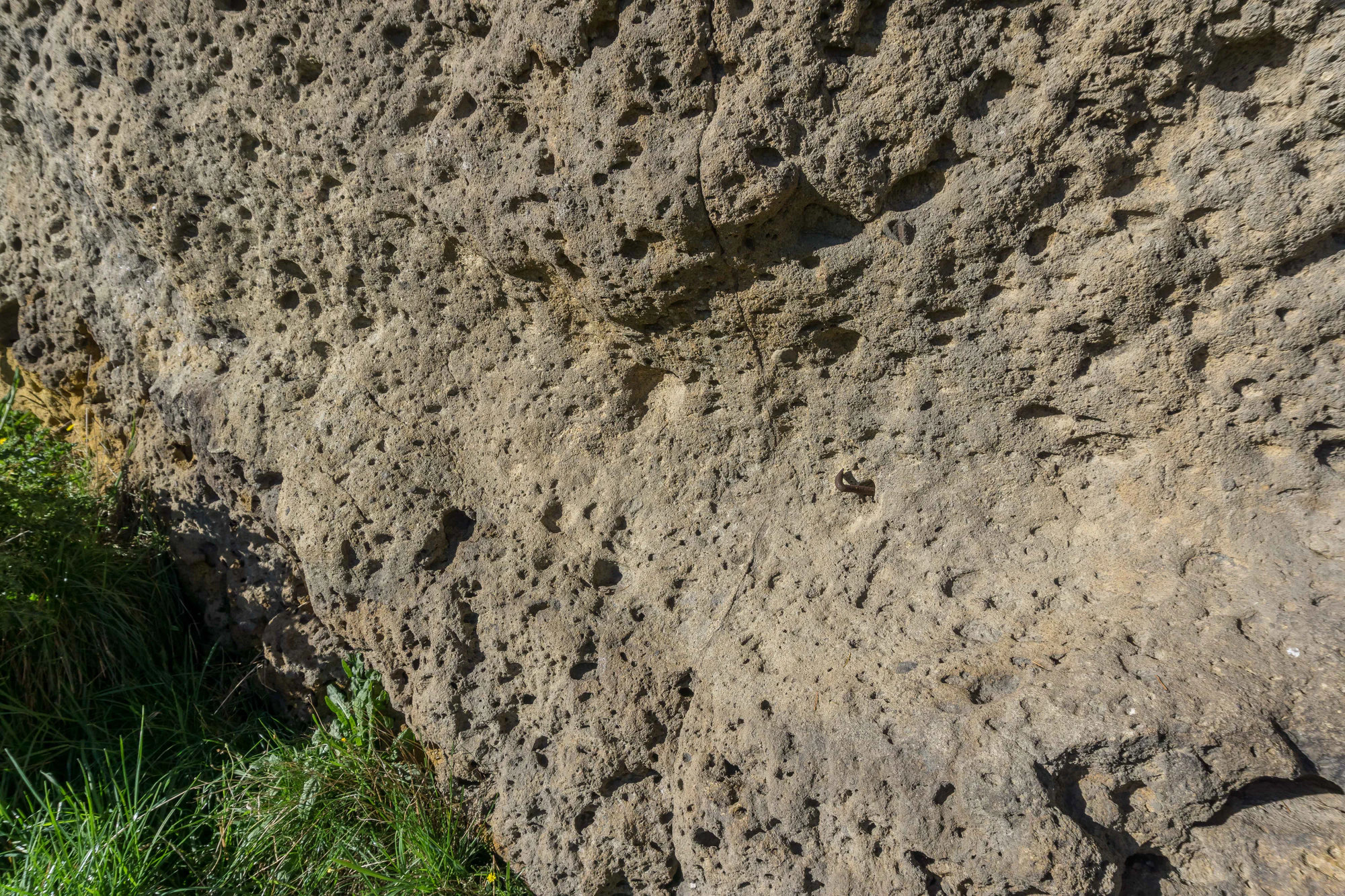 porous limestone cliffs 023 — Descargar