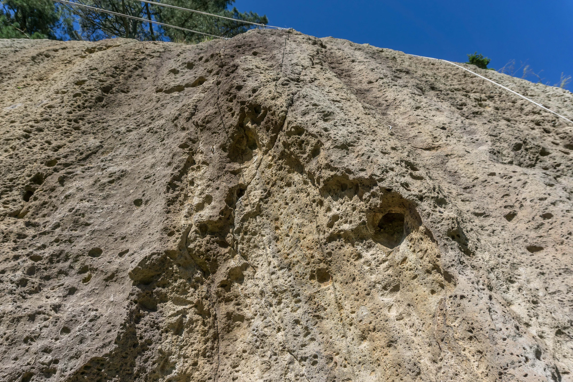 porous limestone cliffs 024 — Скачать
