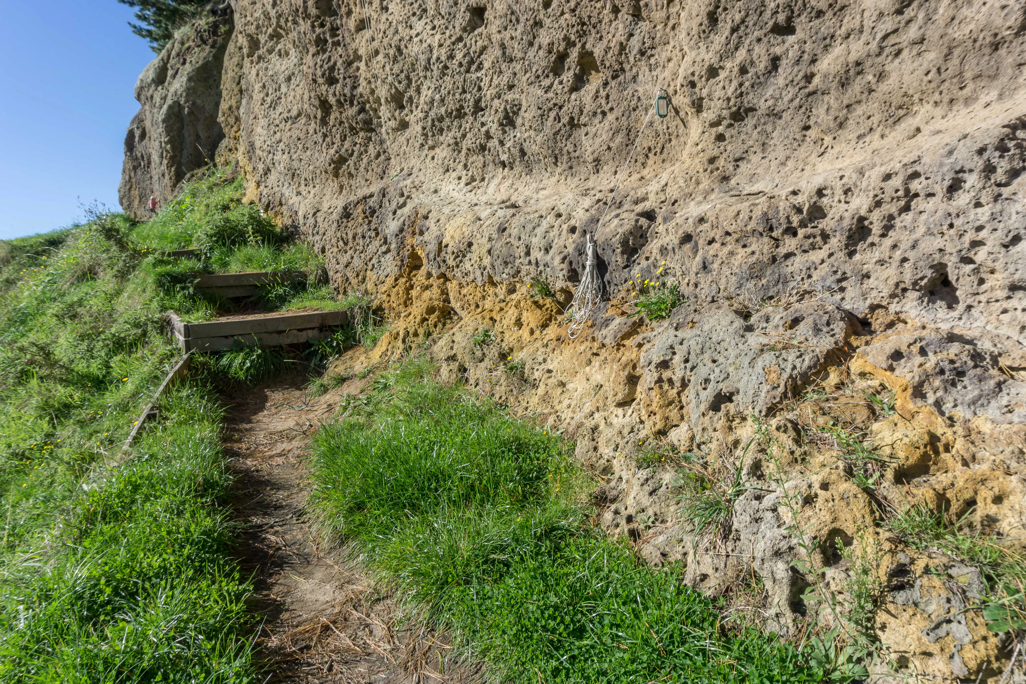 porous limestone cliffs 026 — Descargar