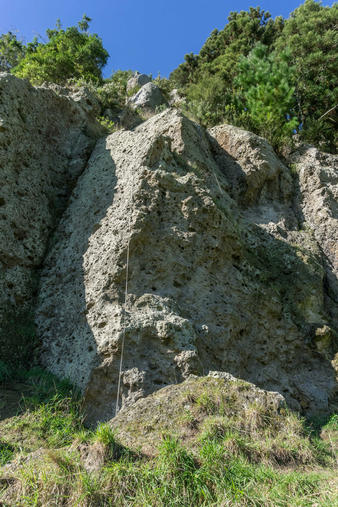 porous limestone cliffs 028 — Descargar