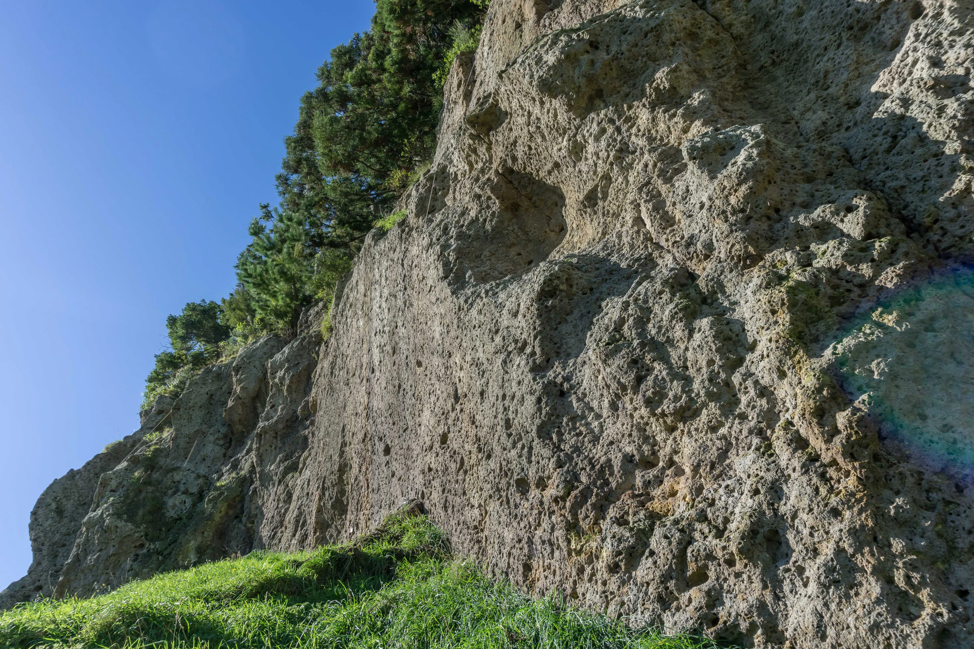 porous limestone cliffs 030 — Descargar