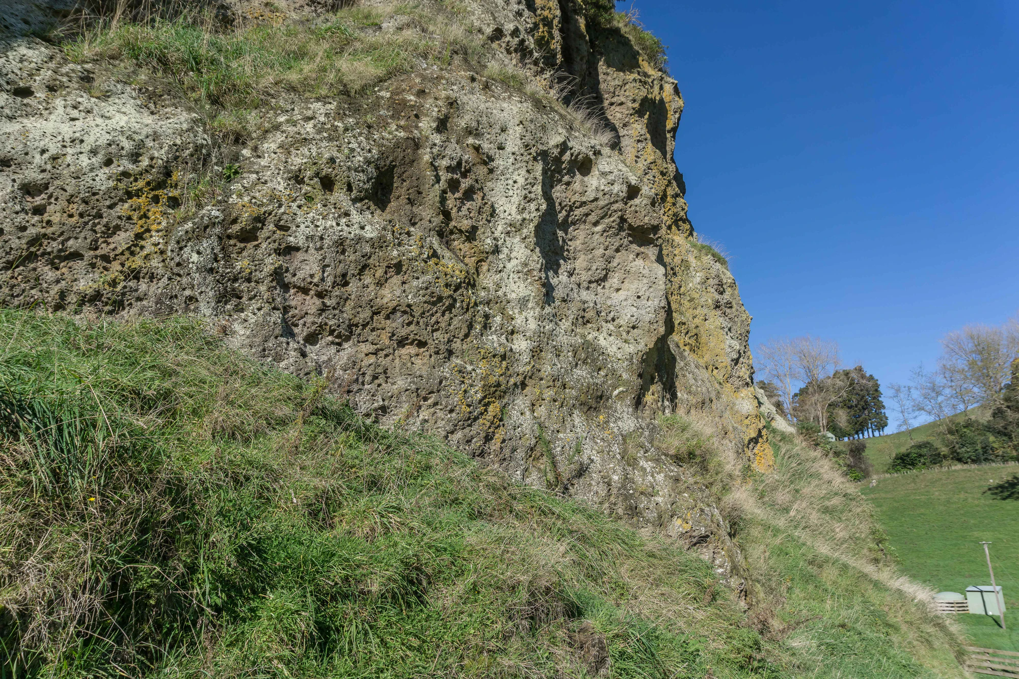 porous limestone cliffs 049 — Скачать