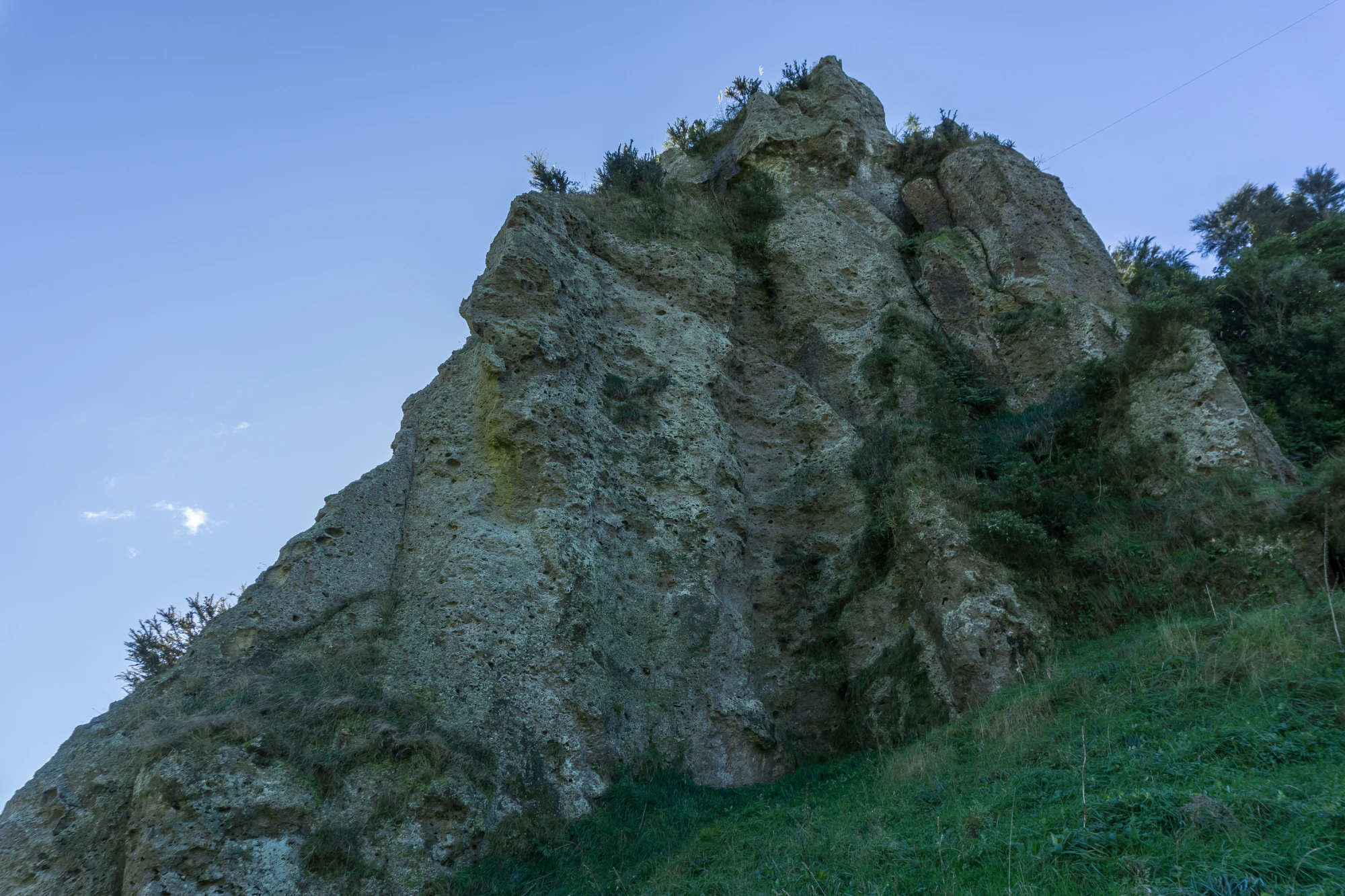 porous limestone cliffs 054 — Descargar