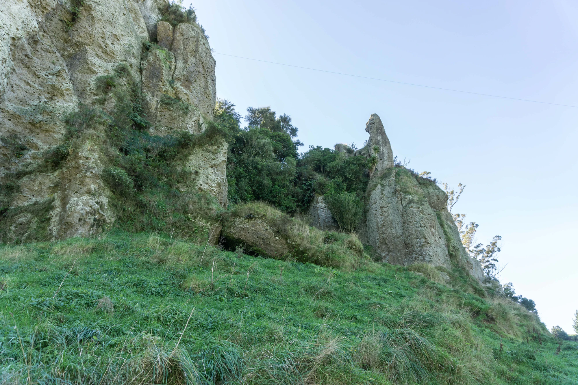 porous limestone cliffs 056 — Descargar
