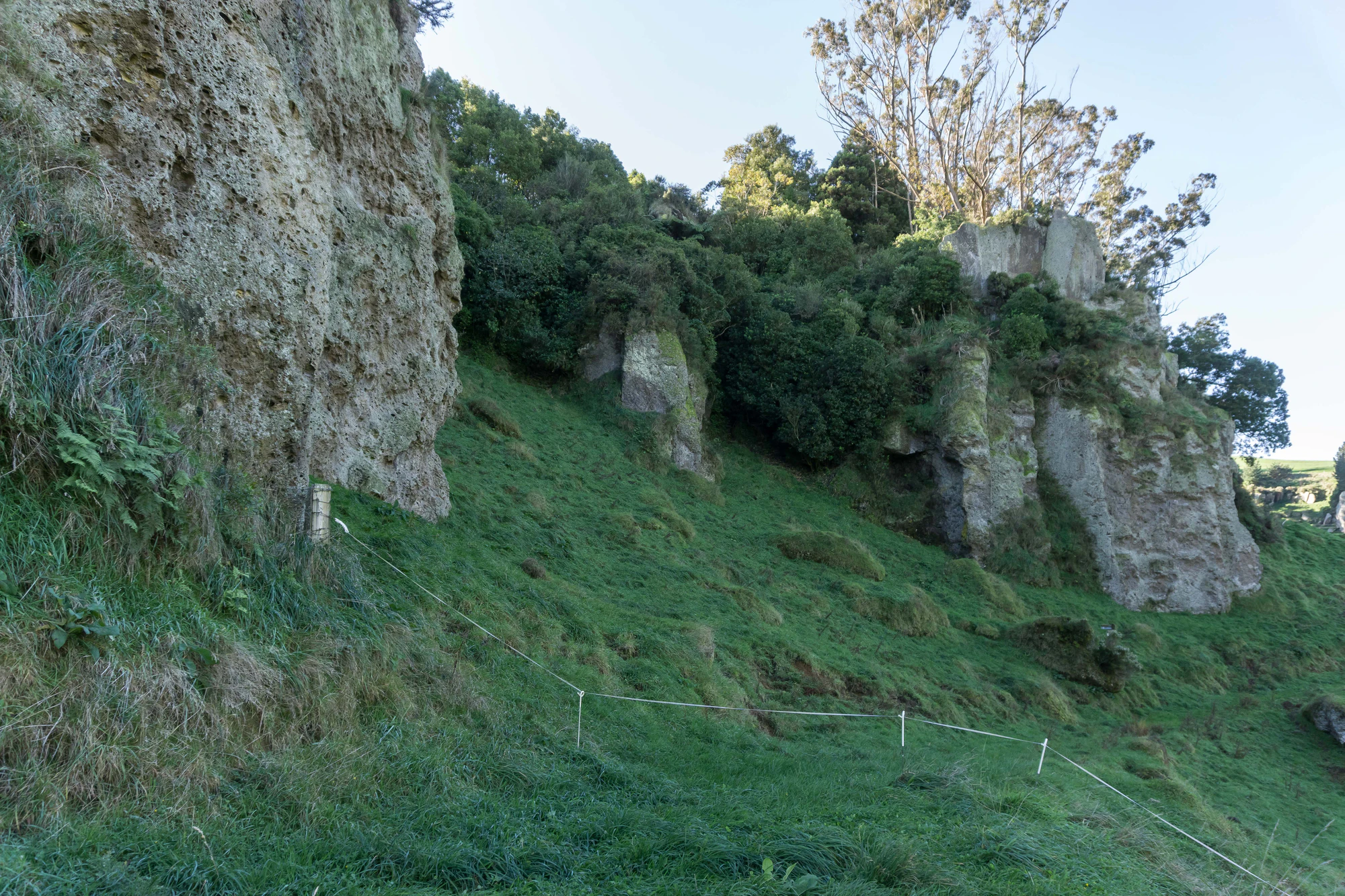 porous limestone cliffs 060 — Скачать