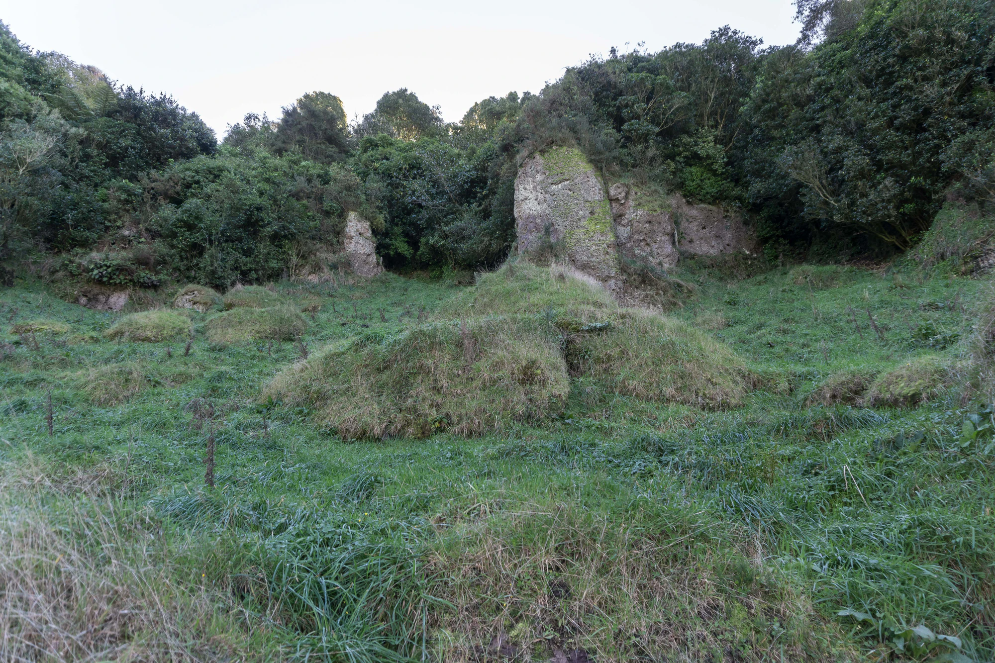 porous limestone cliffs 066 — Descargar