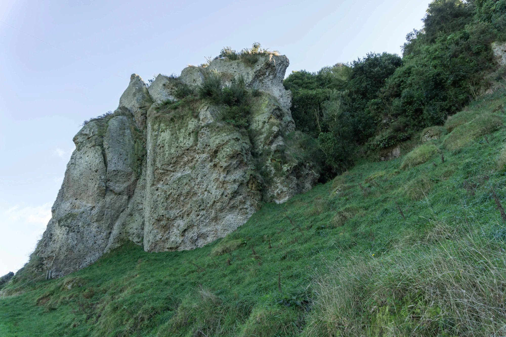 porous limestone cliffs 067 — Descargar