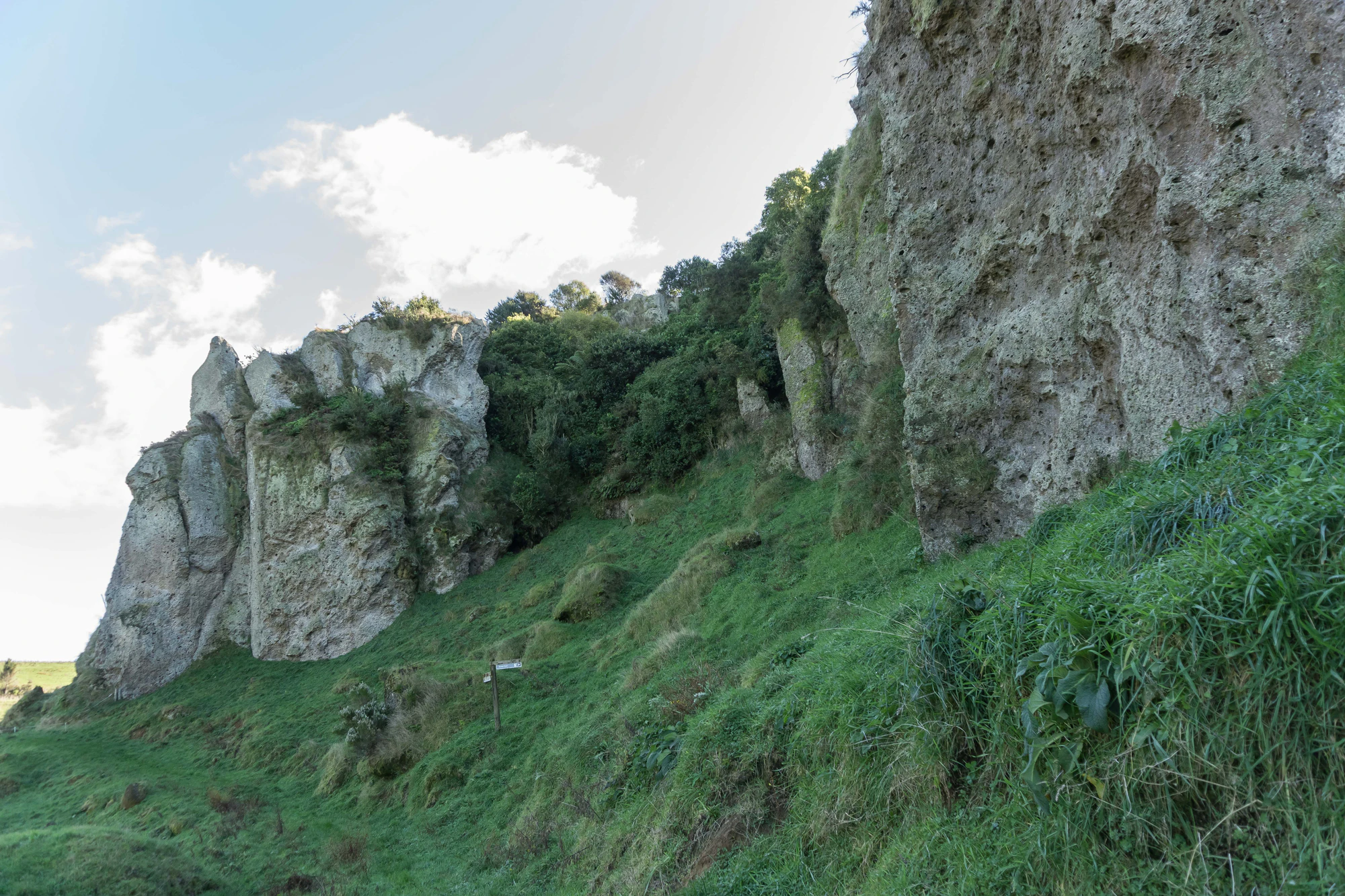 porous limestone cliffs 070 — Descargar