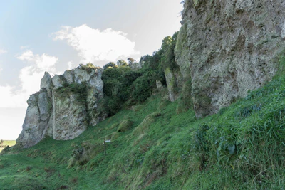 porous limestone cliffs 070 — Descargar