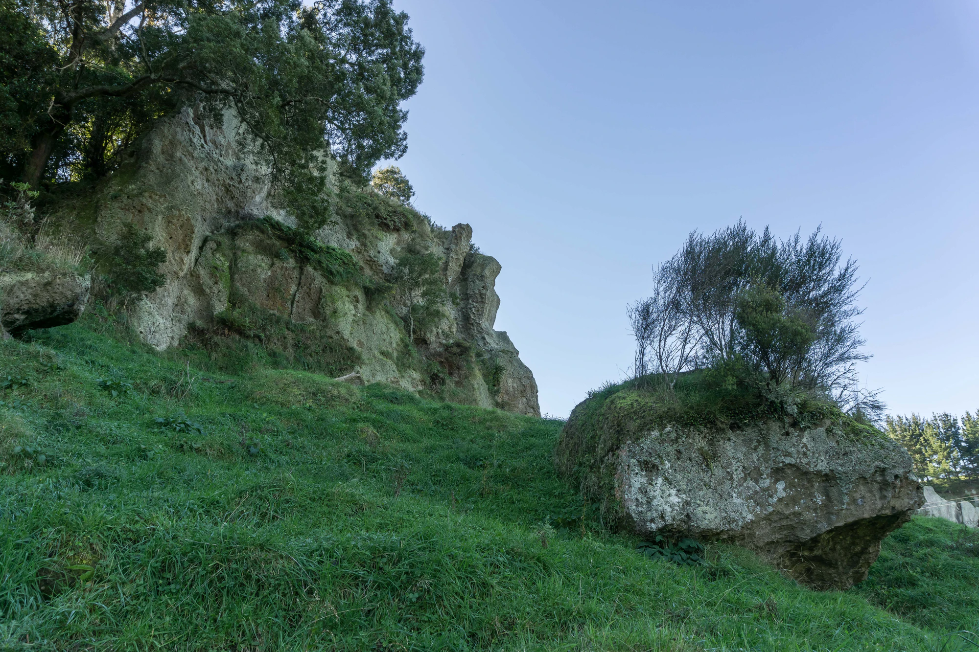 porous limestone cliffs 076 — Descargar