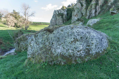 porous limestone cliffs 109 — Descargar