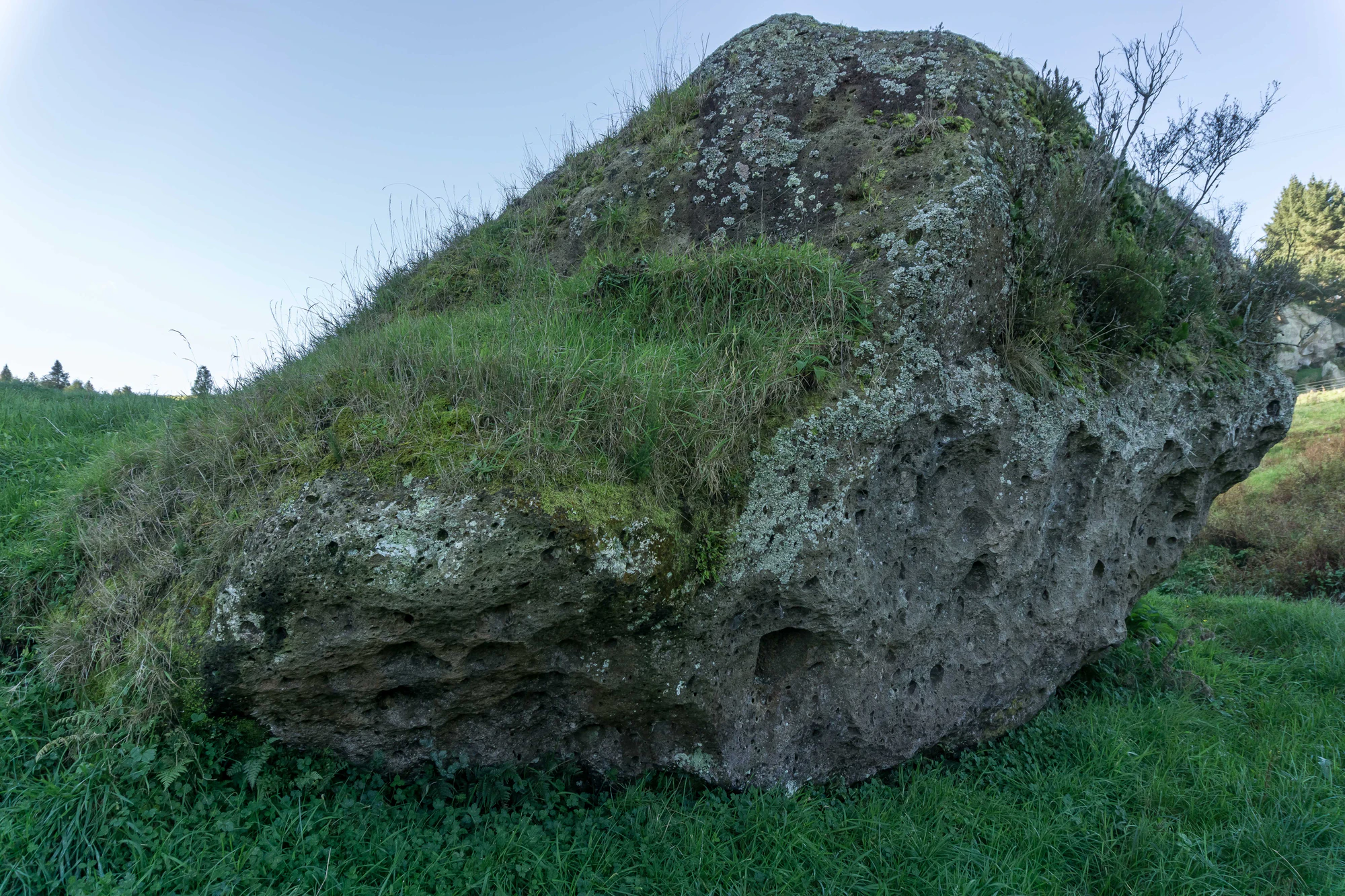 porous limestone cliffs 111 — Descargar