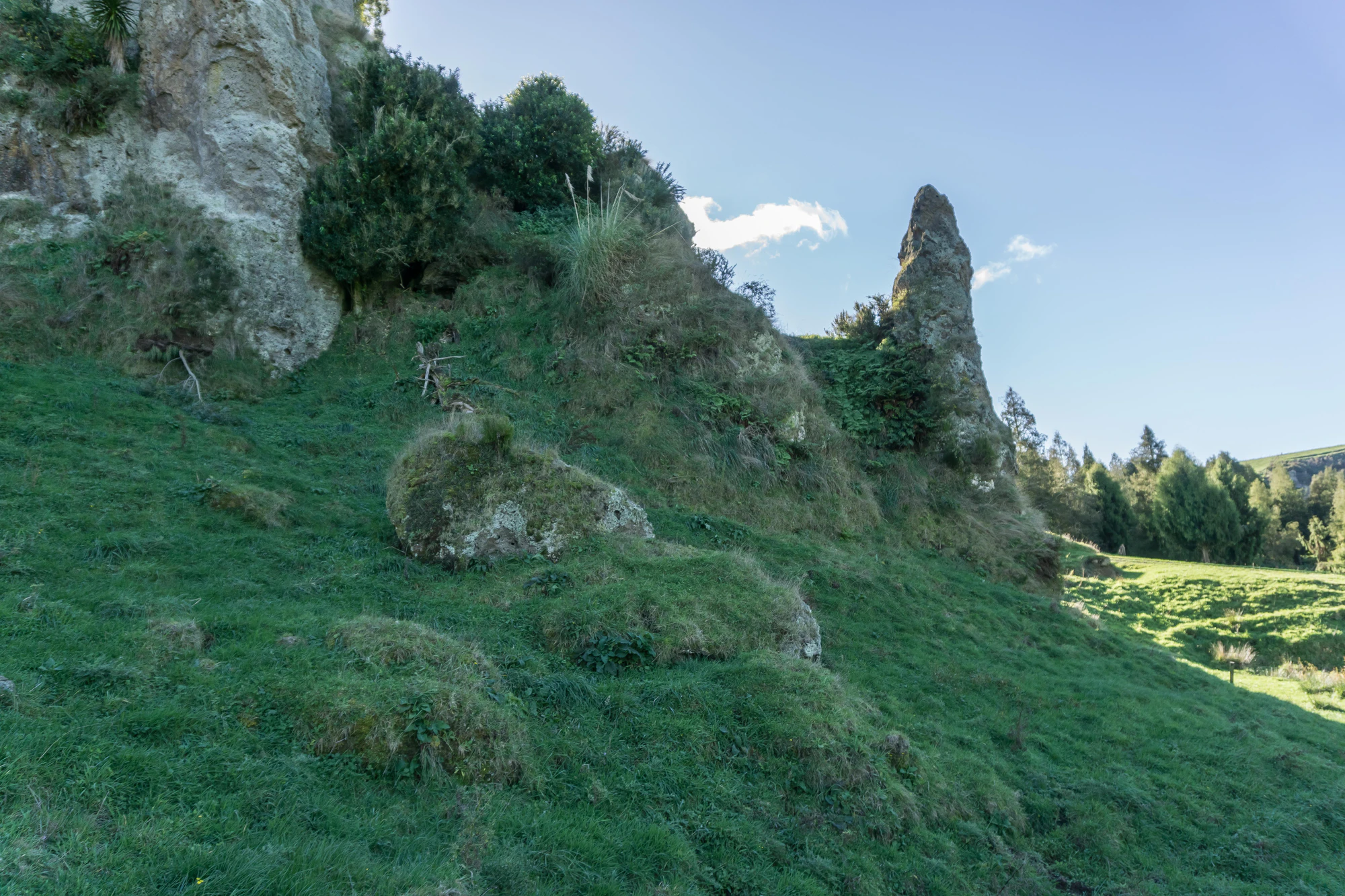 porous limestone cliffs 114 — Descargar