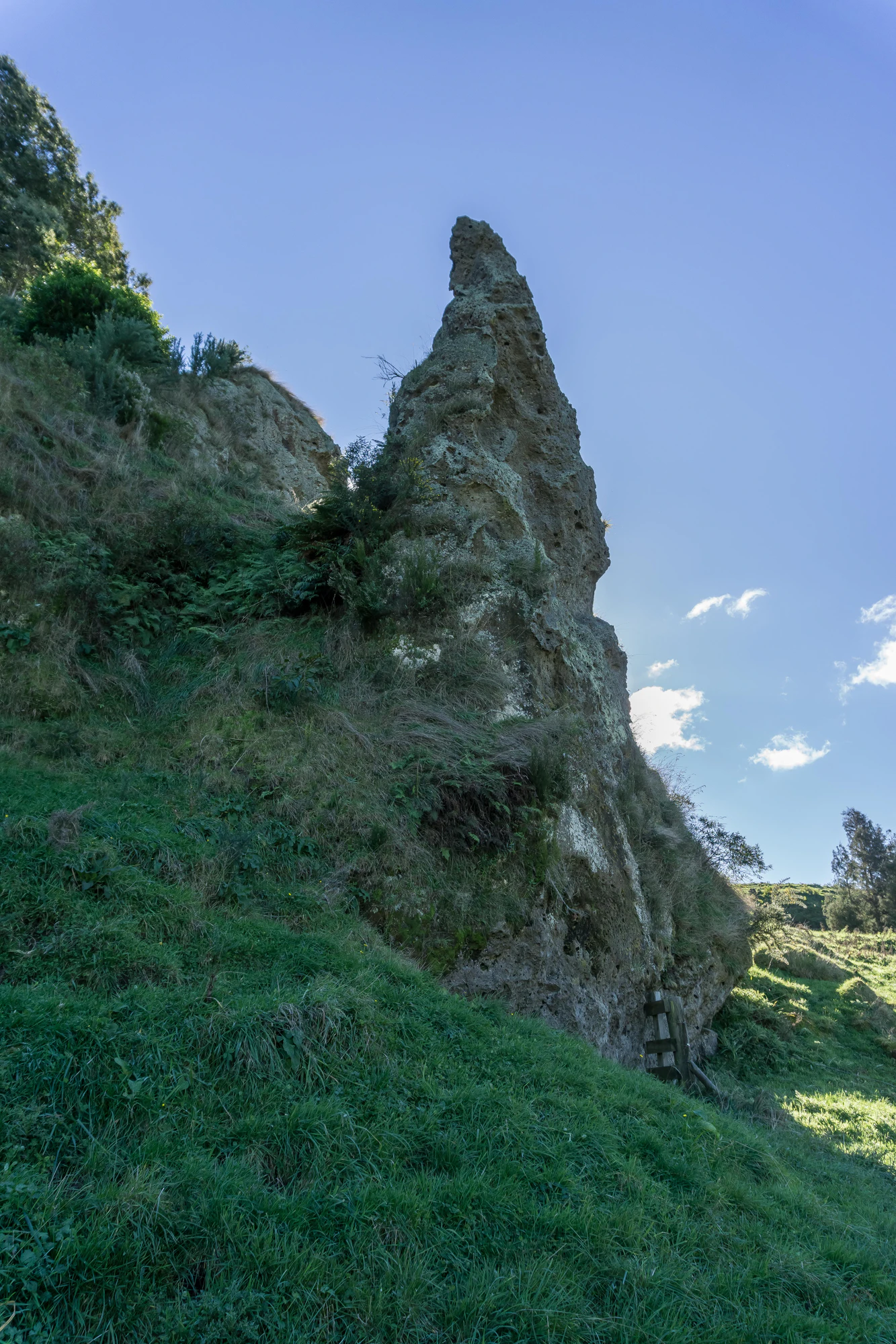 porous limestone cliffs 121 — Descargar