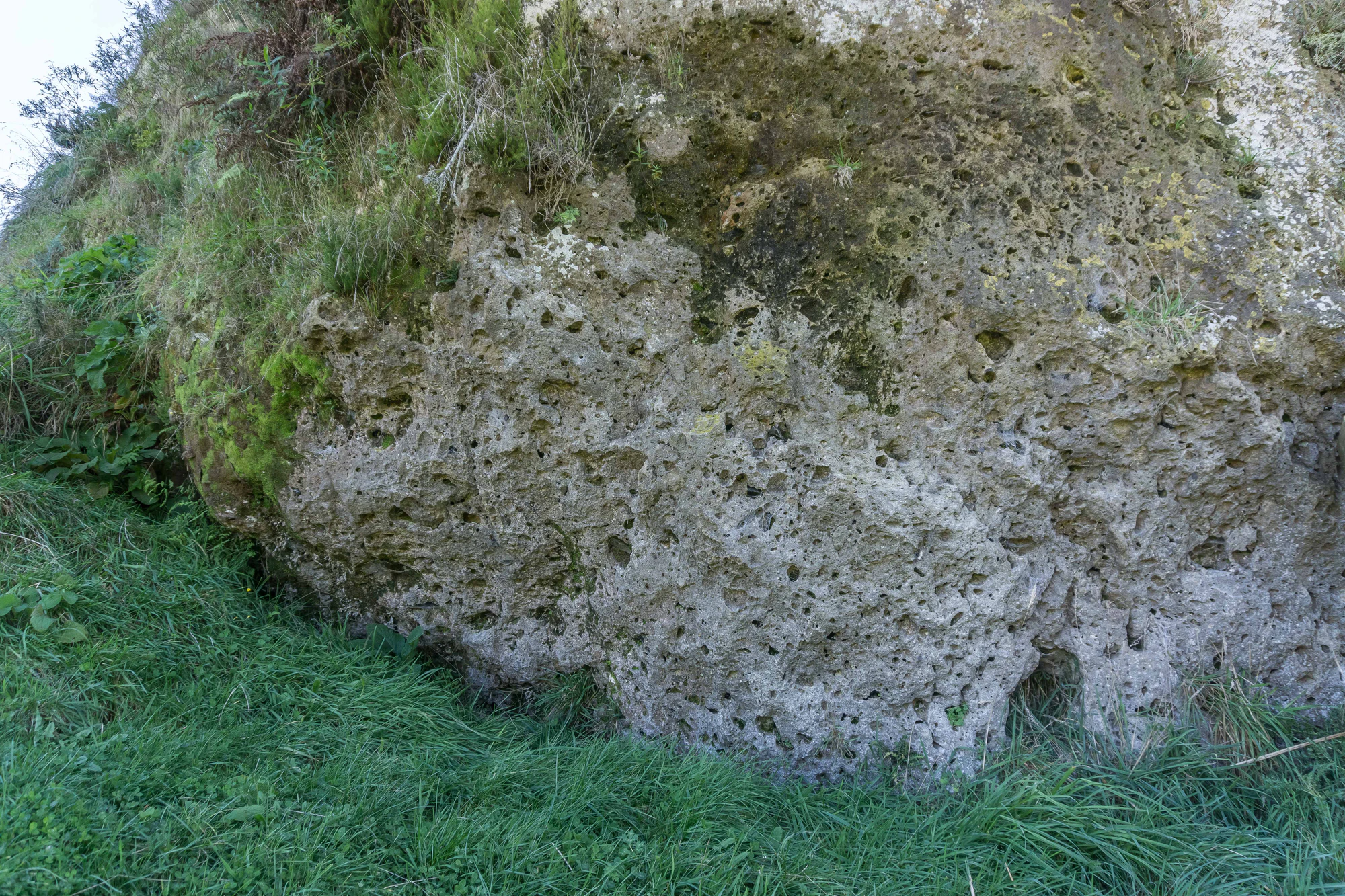 porous limestone cliffs 122 — Descargar