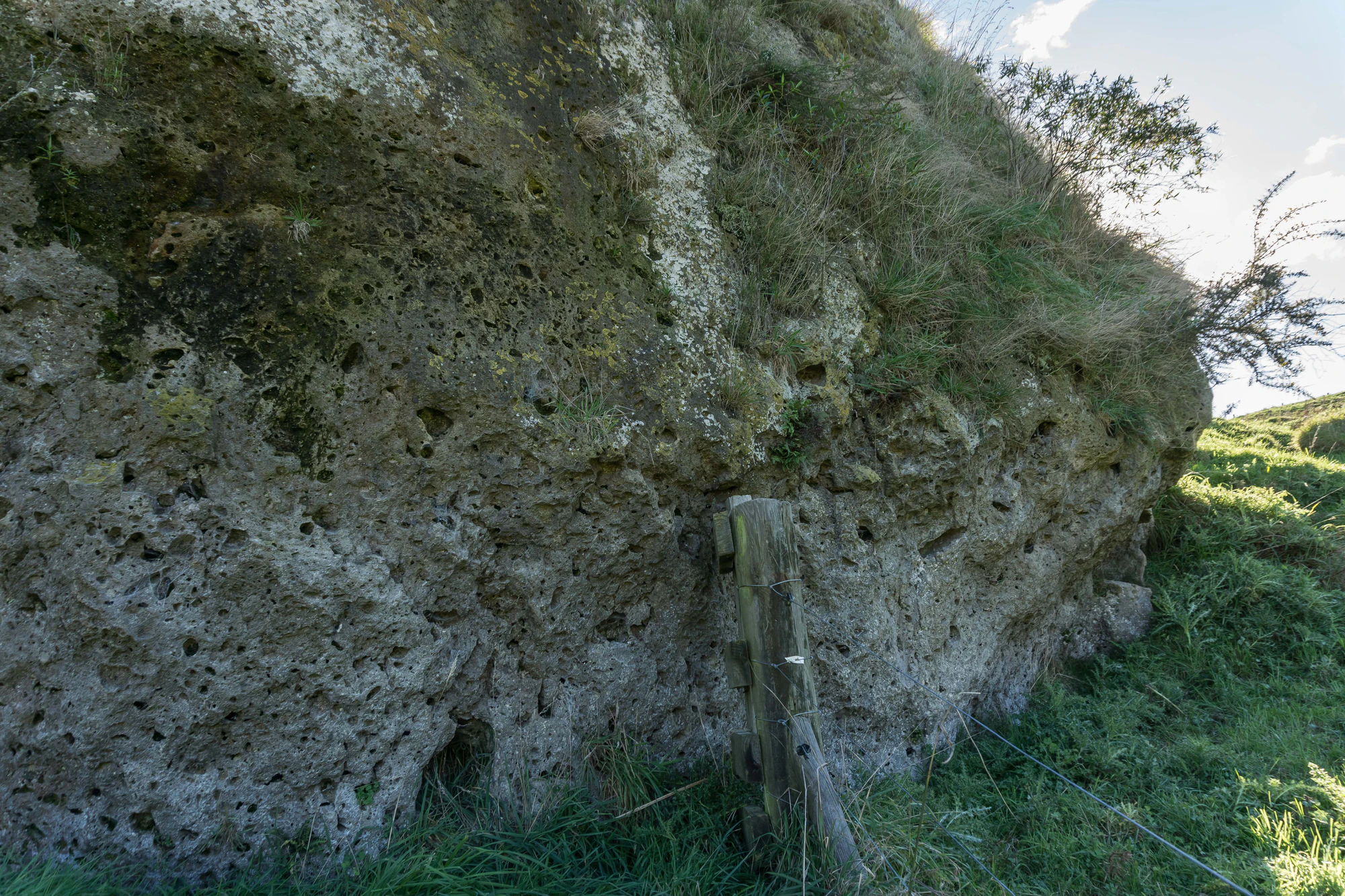 porous limestone cliffs 124 — Скачать
