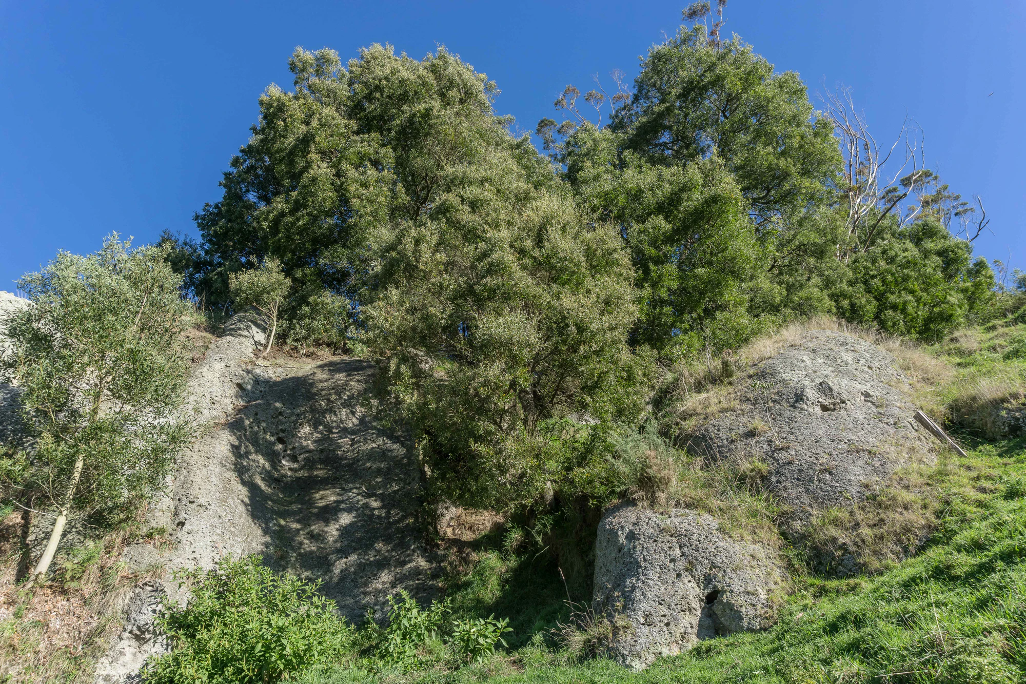 porous limestone cliffs 133 — Descargar