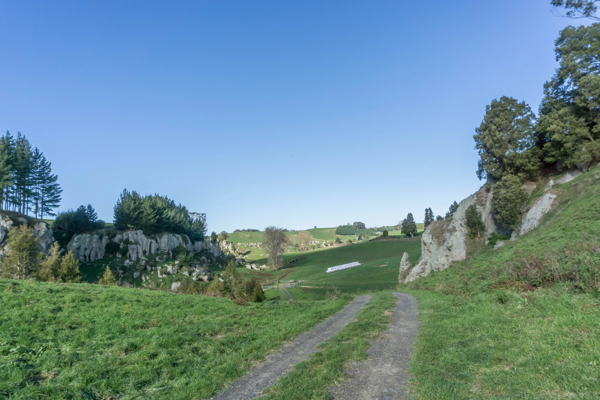 porous limestone cliffs 136 — Descargar