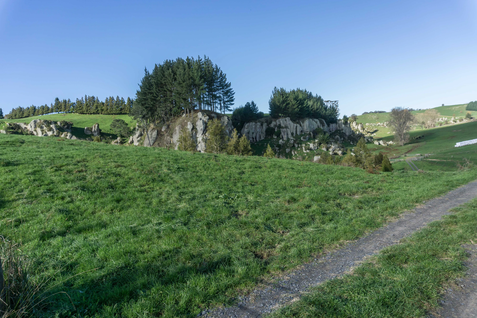 porous limestone cliffs 137 — Descargar