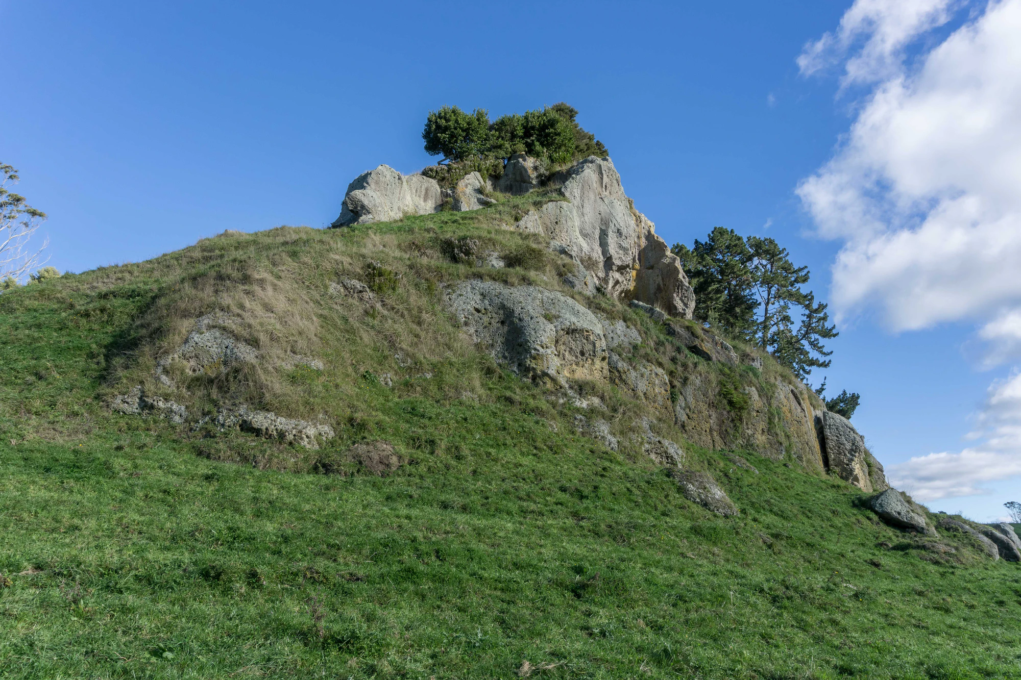 porous limestone cliffs 139 — Скачать