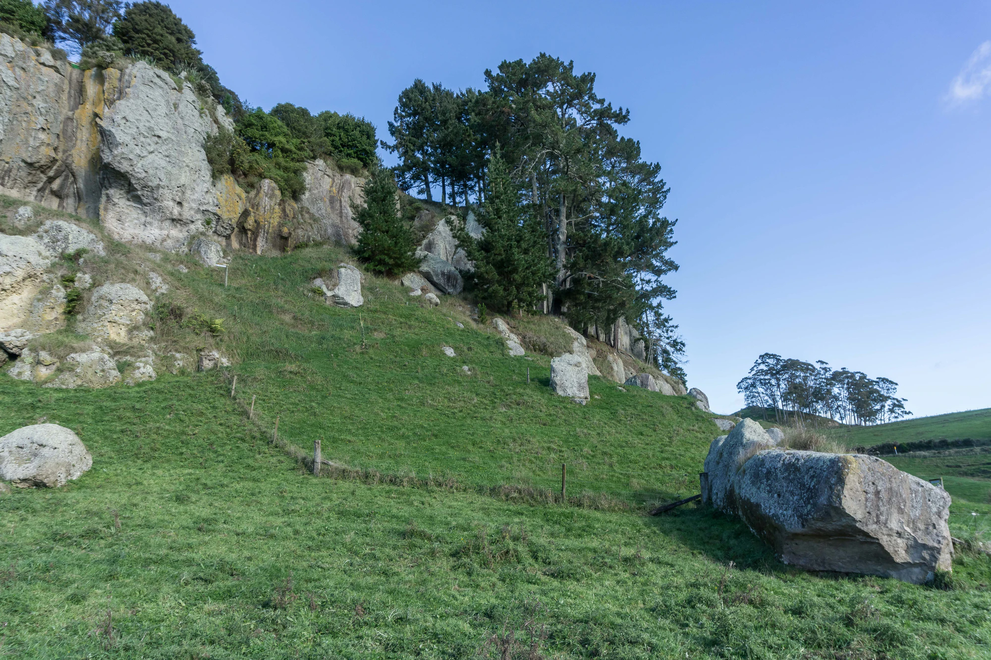 porous limestone cliffs 141 — Descargar