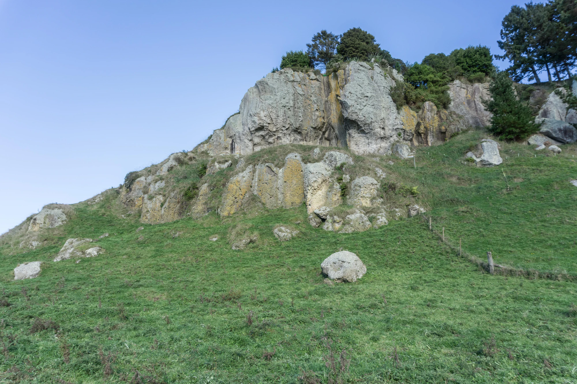 porous limestone cliffs 142 — Скачать