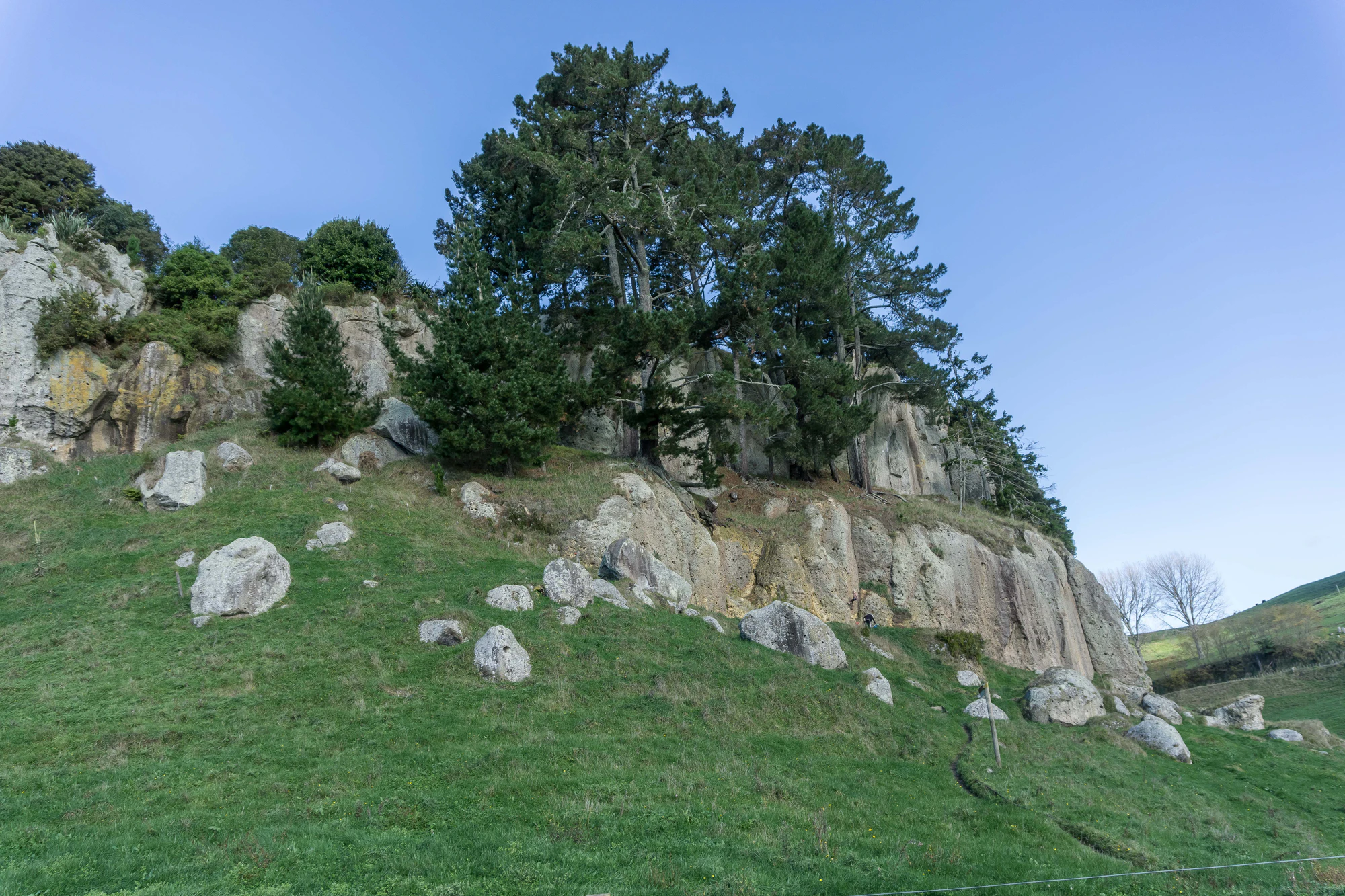 porous limestone cliffs 146 — Descargar