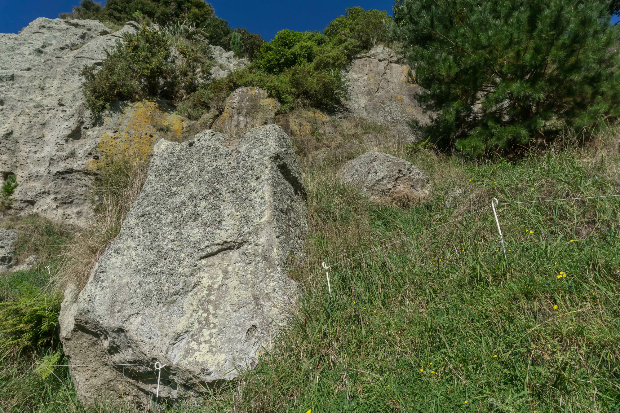 porous limestone cliffs 148 — Descargar