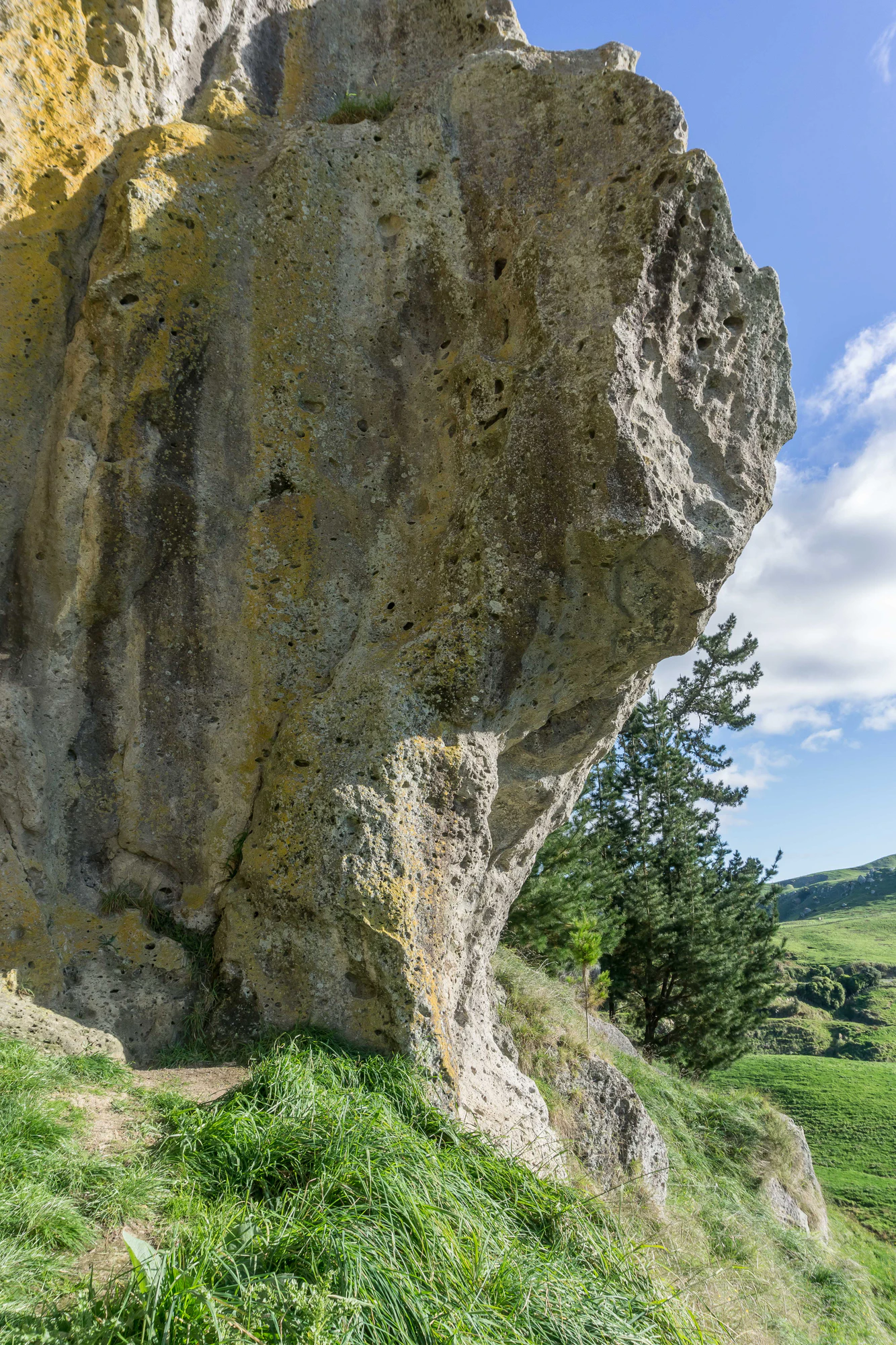 porous limestone cliffs 149 — Скачать