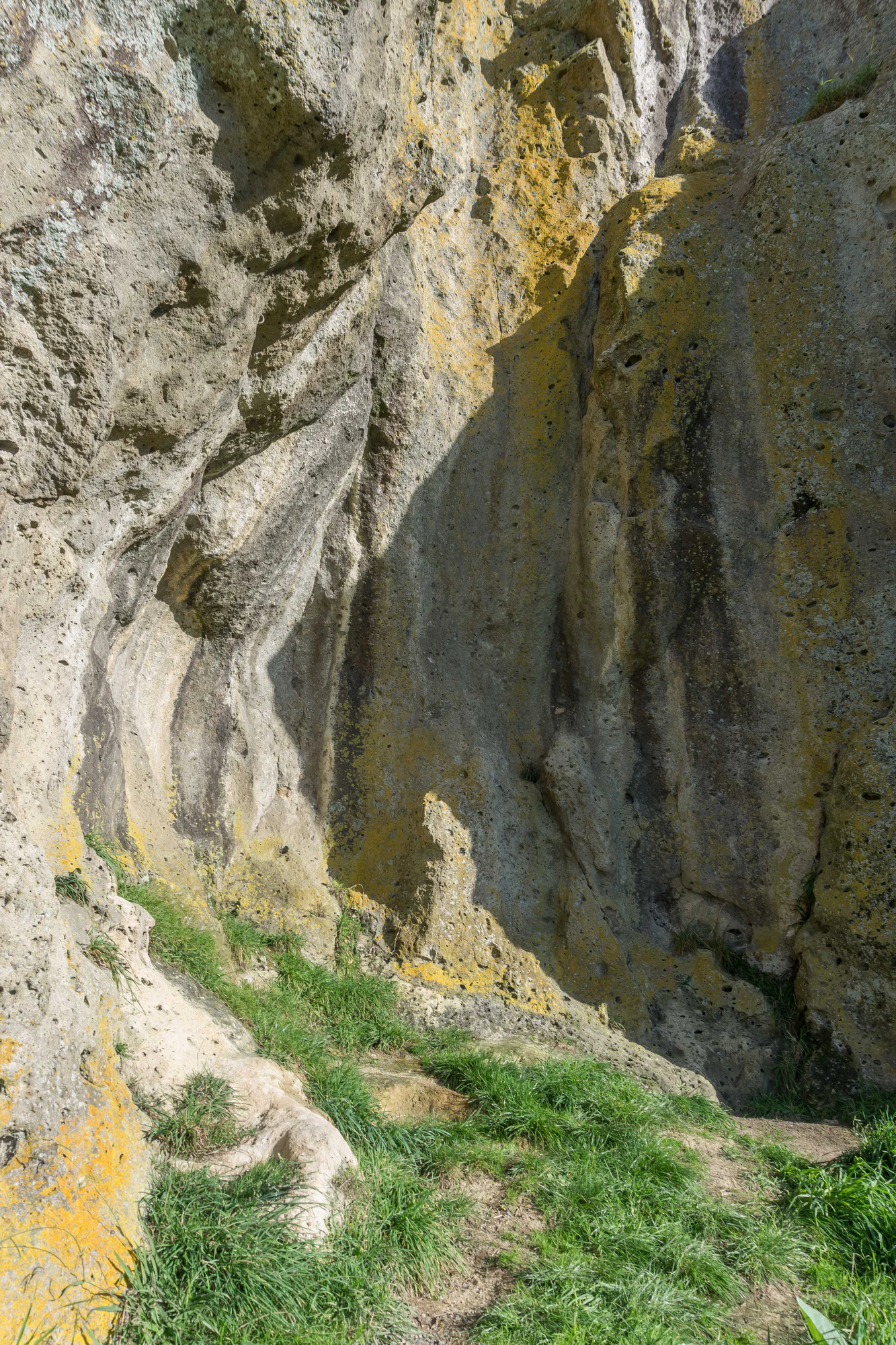 porous limestone cliffs 150 — Descargar