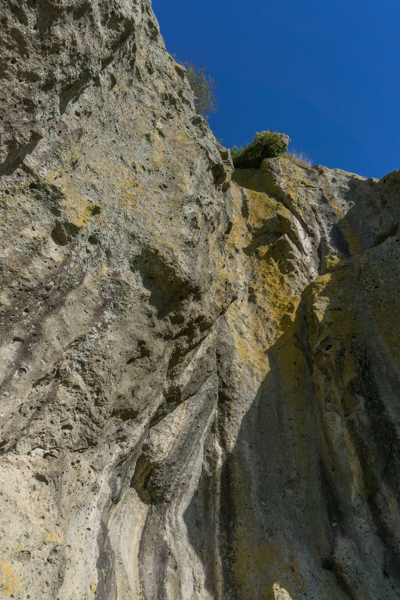 porous limestone cliffs 151 — Скачать