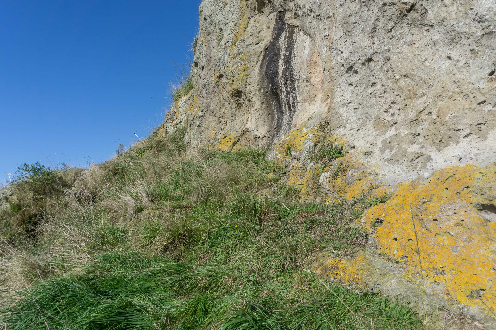 porous limestone cliffs 153 — Скачать