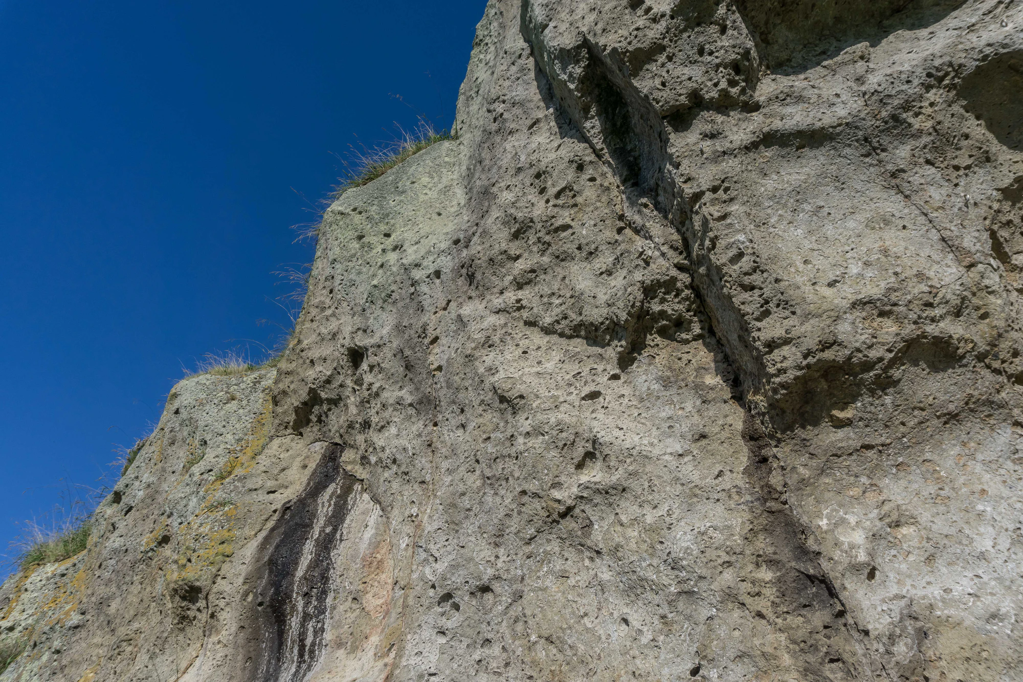 porous limestone cliffs 154 — Descargar