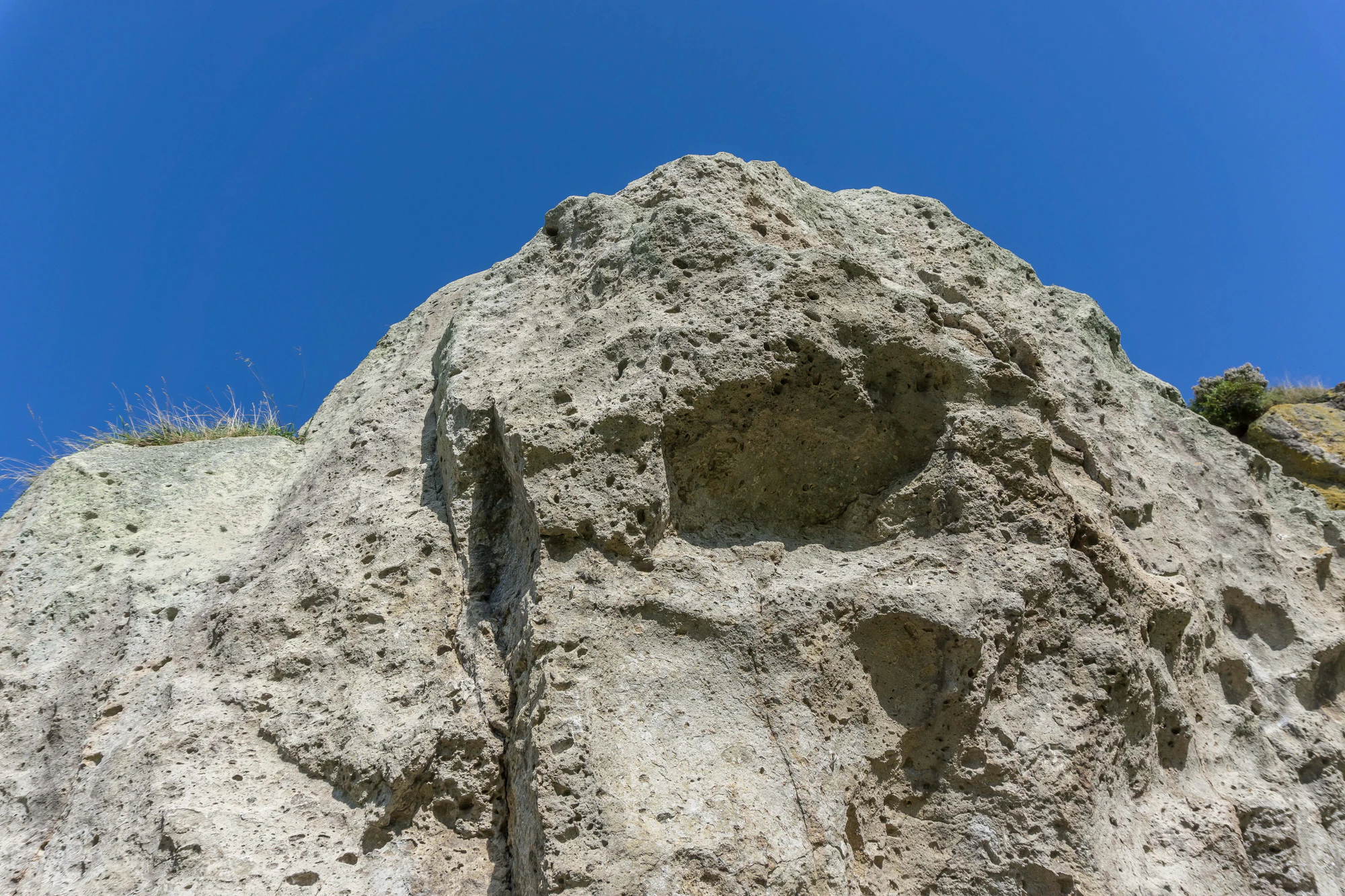 porous limestone cliffs 155 — Descargar