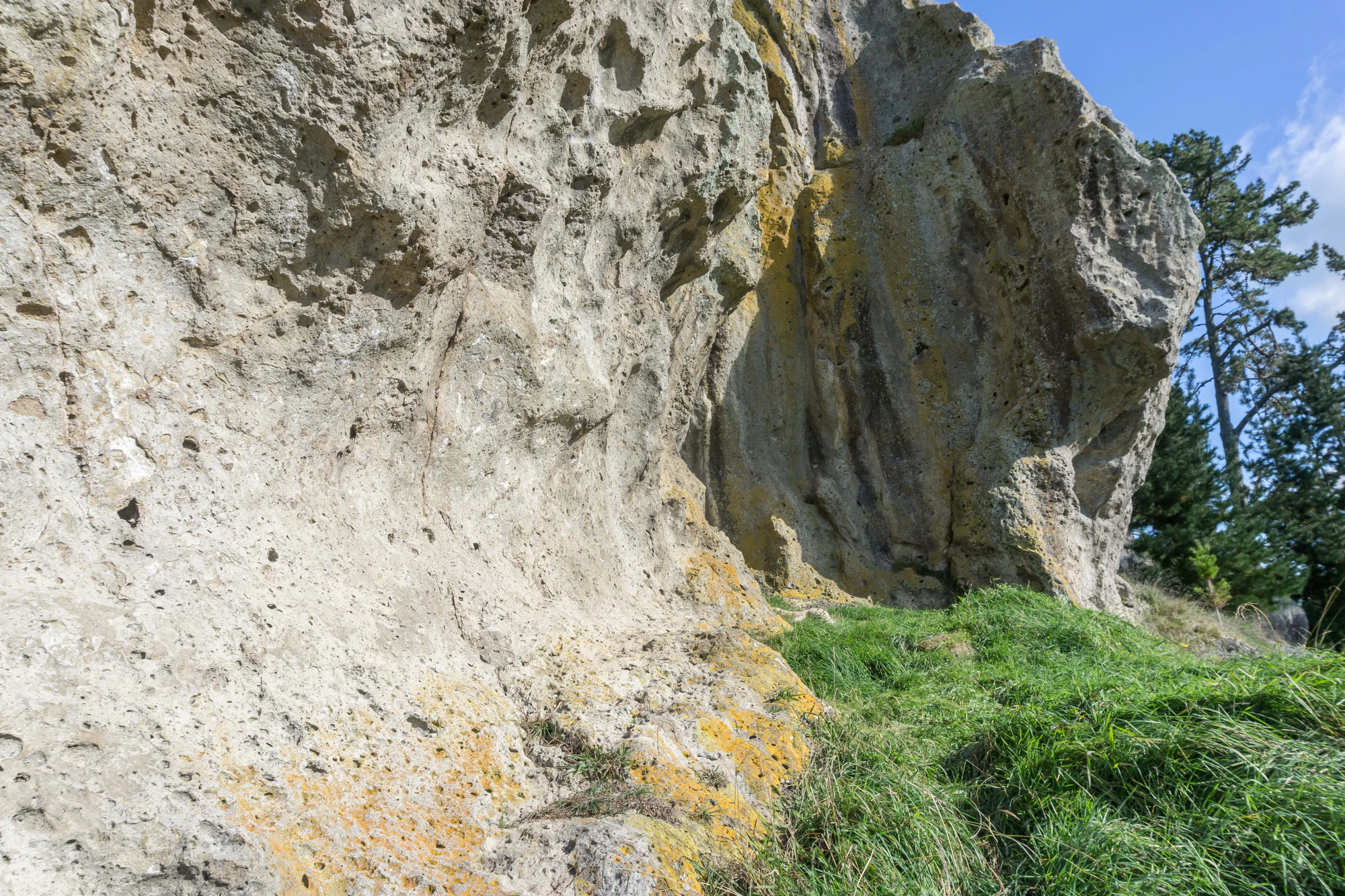 porous limestone cliffs 158 — Descargar