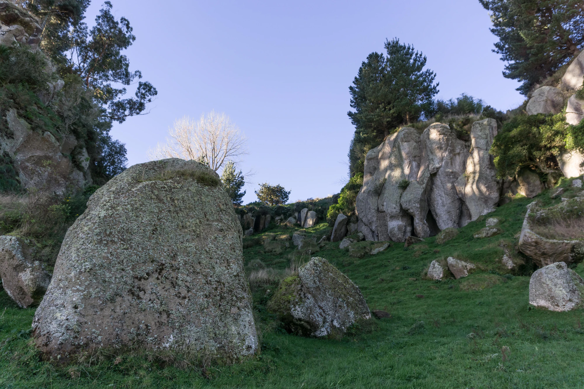 porous limestone cliffs 174 — Скачать
