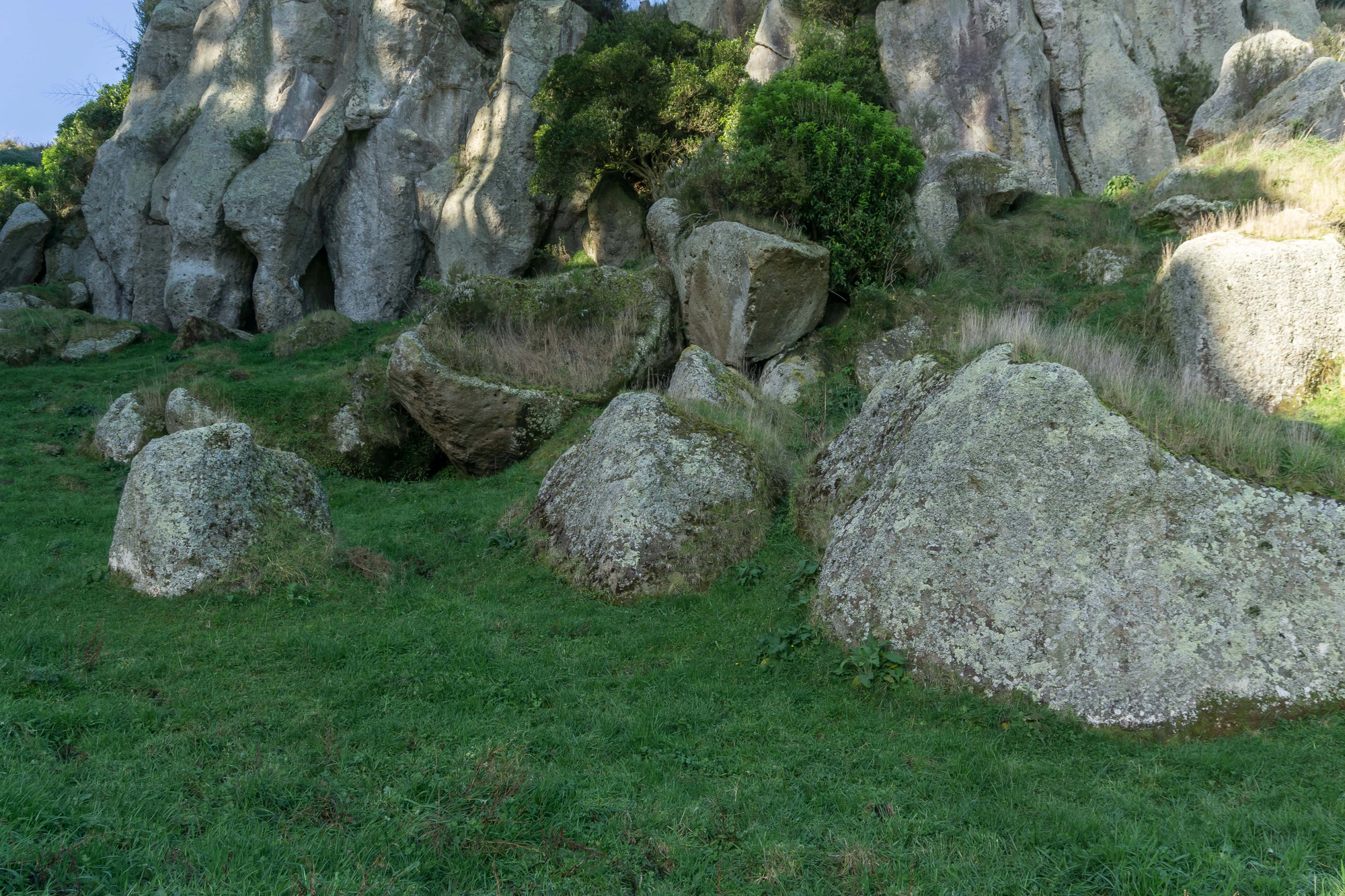 porous limestone cliffs 176 — Скачать