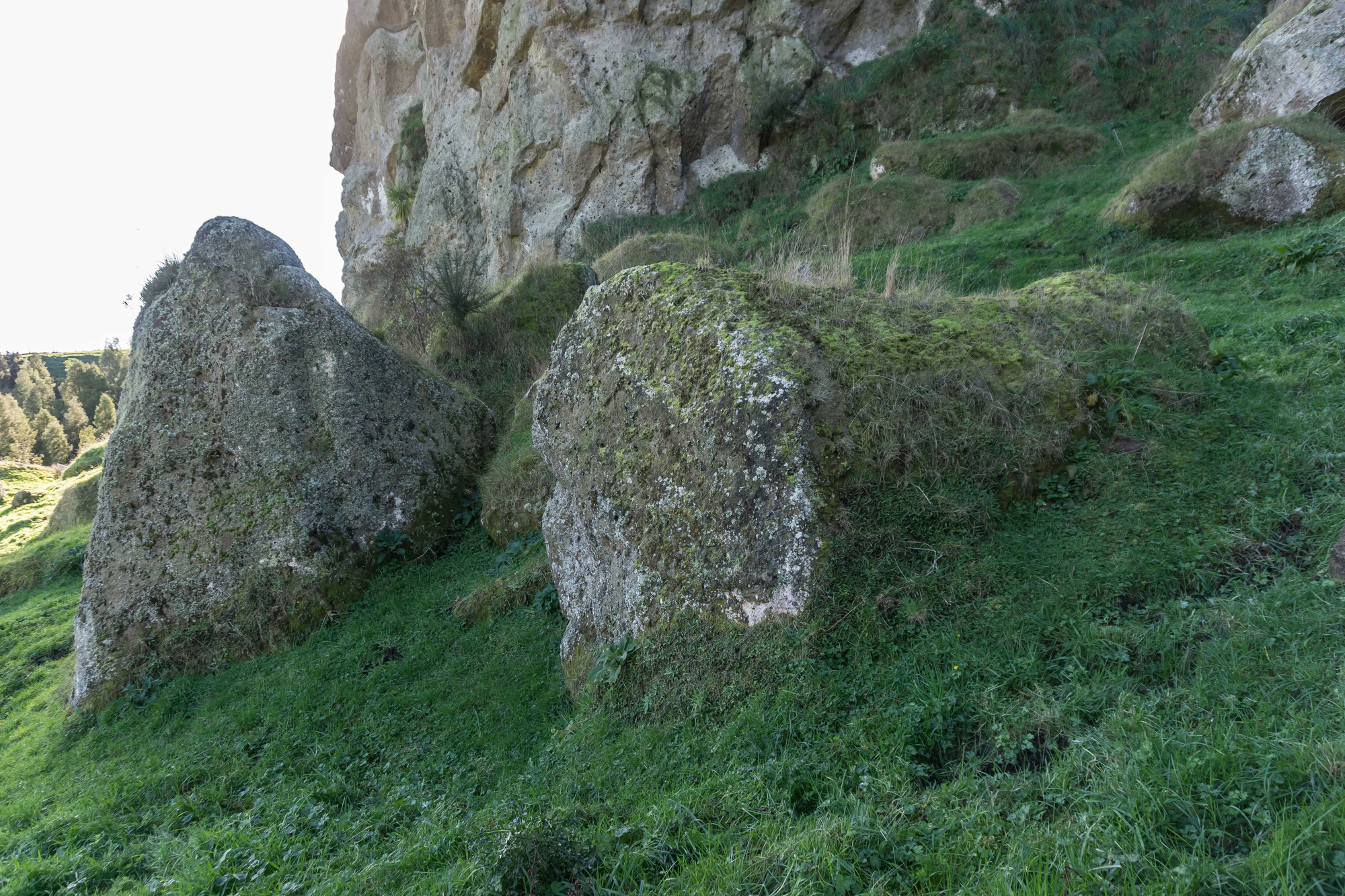 porous limestone cliffs 180 — Descargar