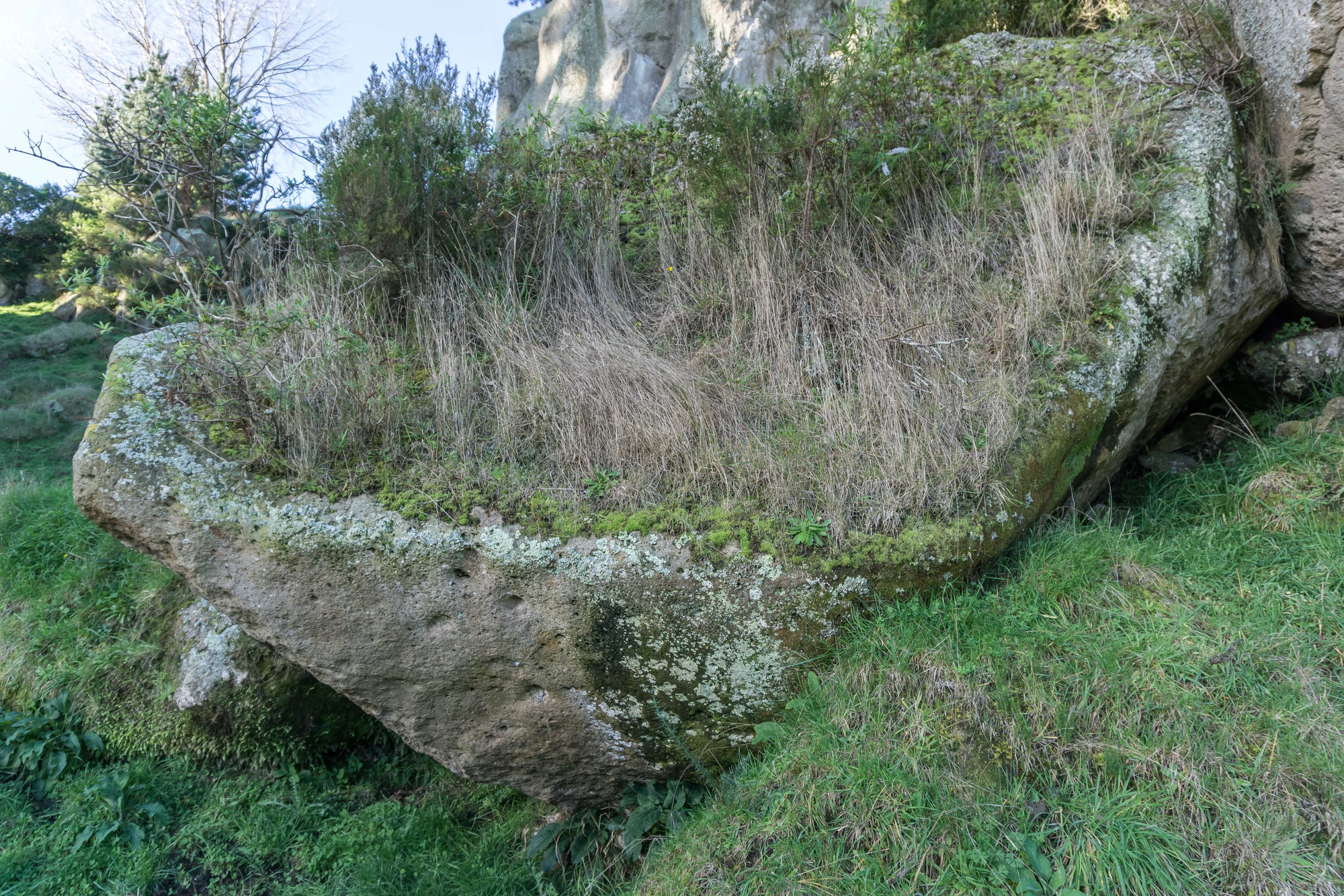 porous limestone cliffs 183 — Descargar