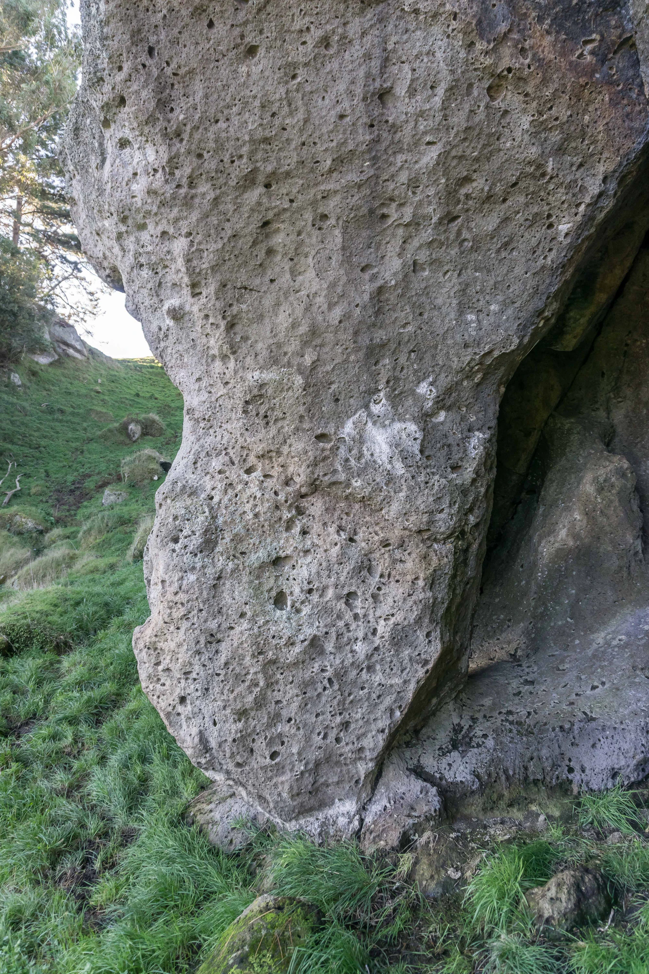 porous limestone cliffs 189 — Descargar