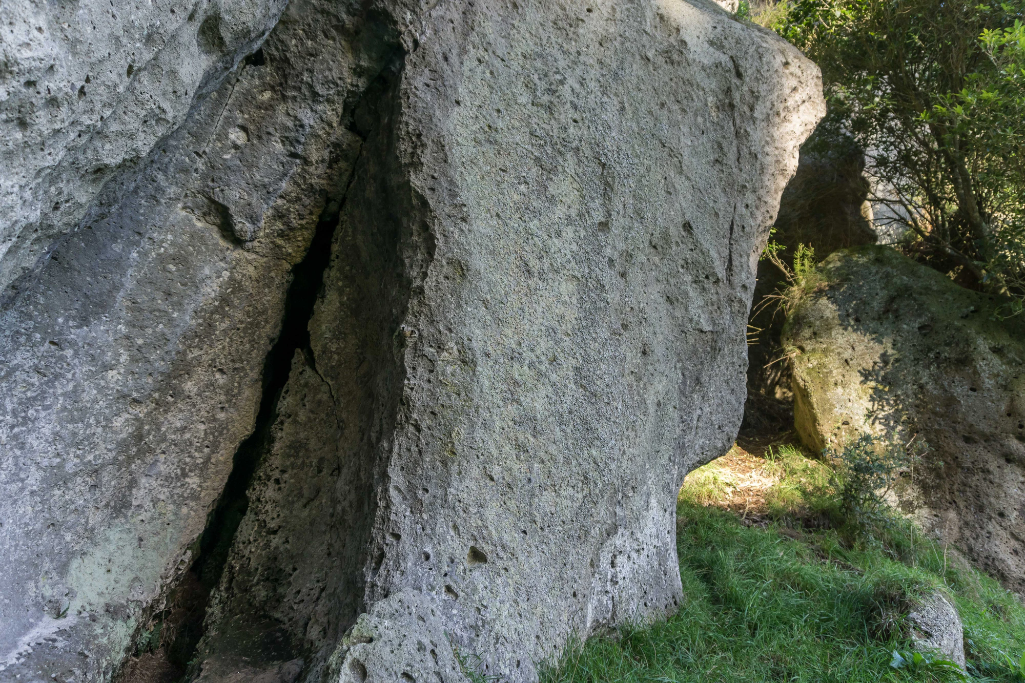 porous limestone cliffs 192 — Descargar