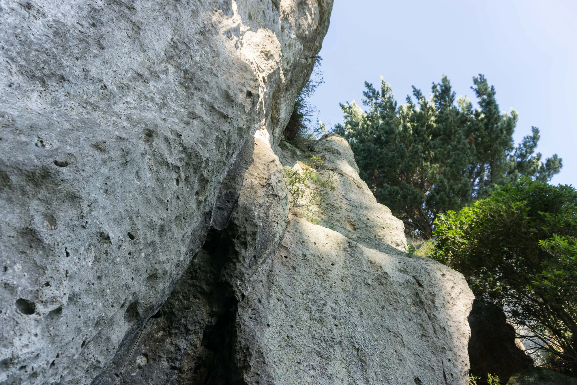 porous limestone cliffs 193 — Descargar