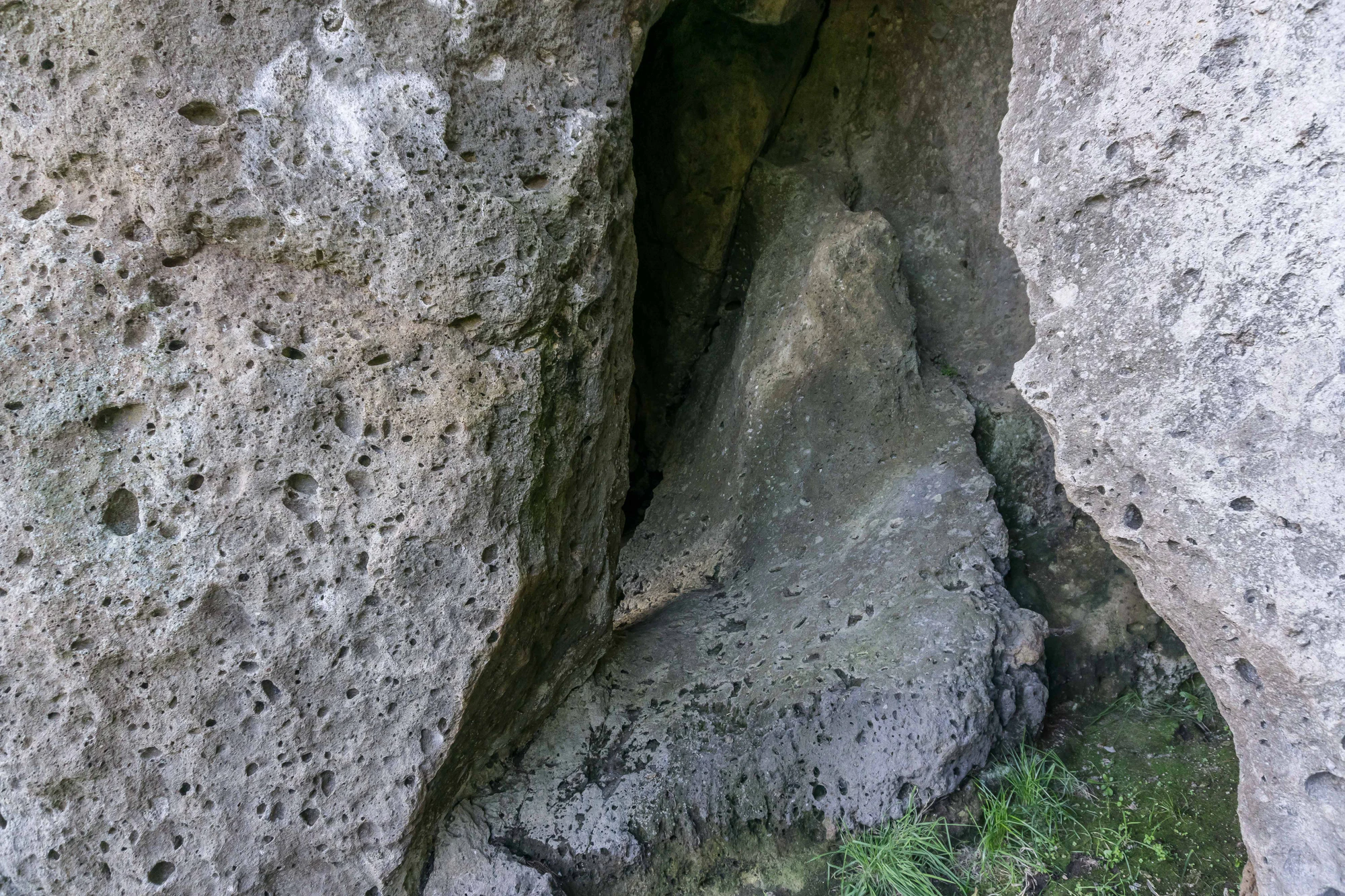 porous limestone cliffs 194 — Descargar