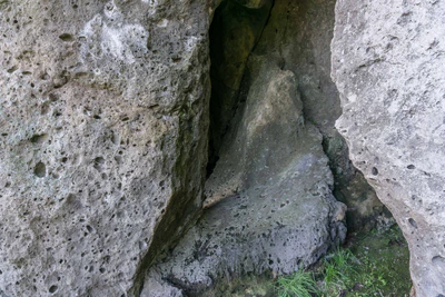 porous limestone cliffs 194 — Descargar